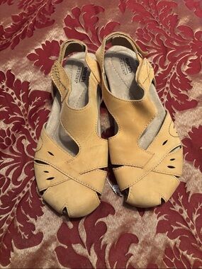 Earth Origins Women's Light Tan Leather Slingback Shoe/Sandals